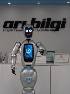Akademisyen Robot Maya Hakkında