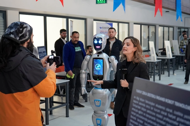Akademisyen Robot Maya Yapay Zeka